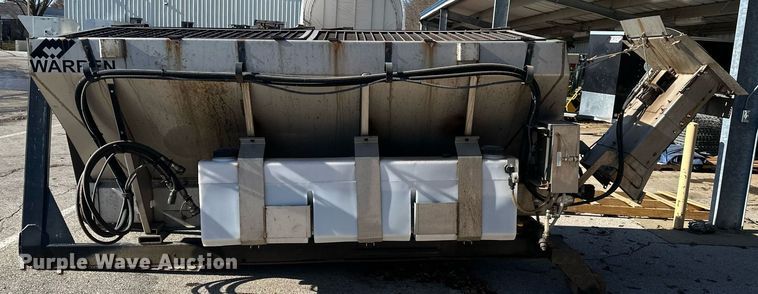 image for item NL9272 2017 Peterbilt 348  hook lift truck