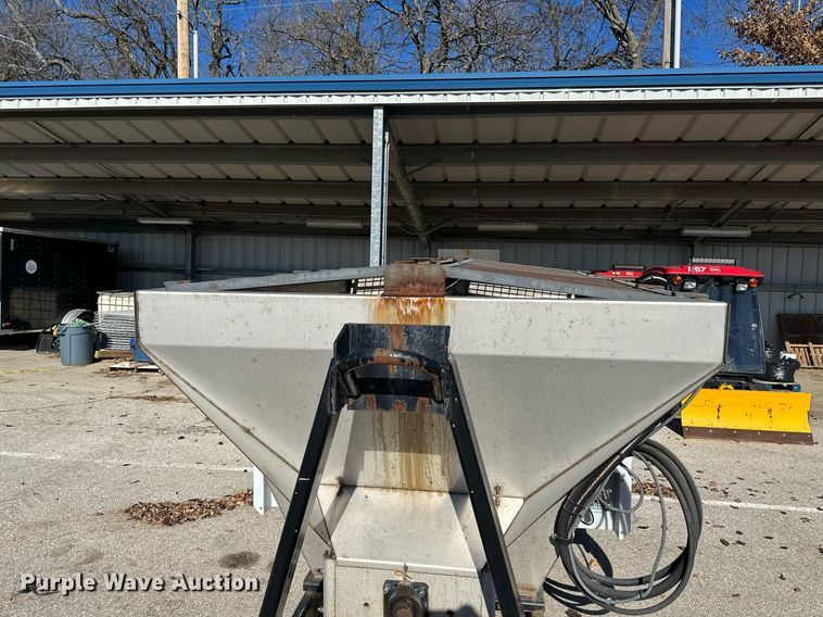 image for item NL9272 2017 Peterbilt 348  hook lift truck