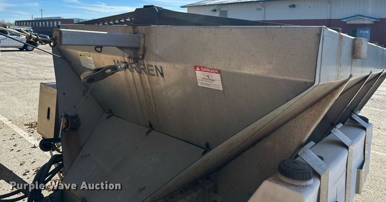 image for item NL9272 2017 Peterbilt 348  hook lift truck