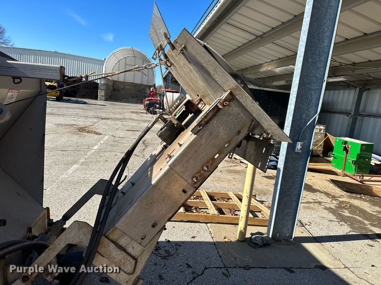 image for item NL9272 2017 Peterbilt 348  hook lift truck