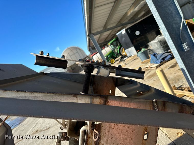 image for item NL9272 2017 Peterbilt 348  hook lift truck