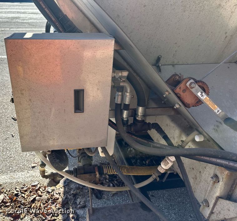 image for item NL9272 2017 Peterbilt 348  hook lift truck