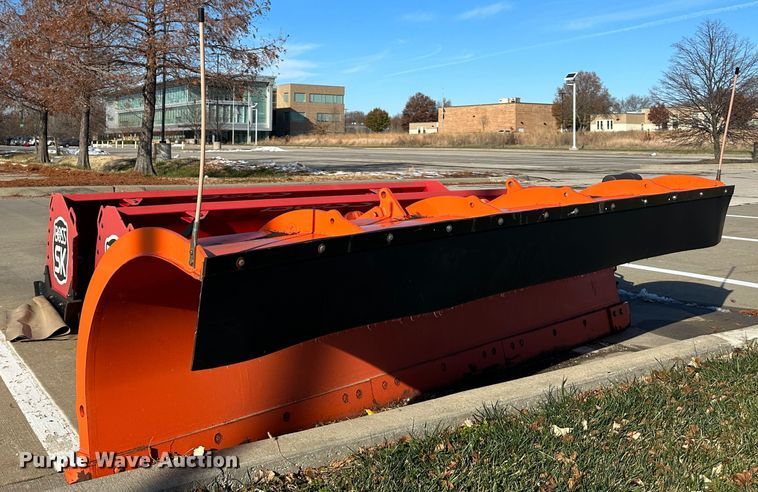 image for item NL9272 2017 Peterbilt 348  hook lift truck