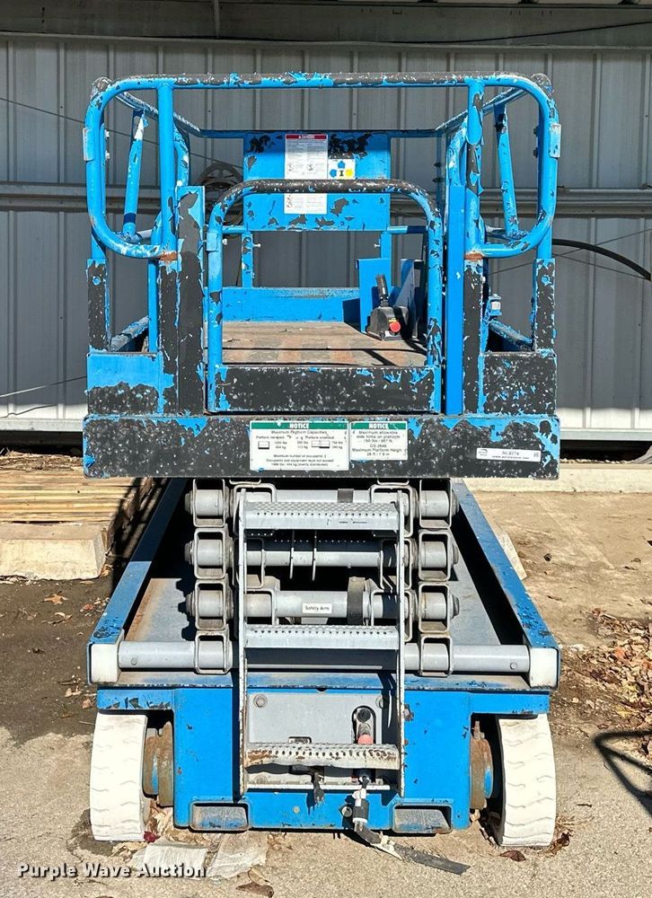 image for item NL9274 1999 Genie GS2646  scissor lift