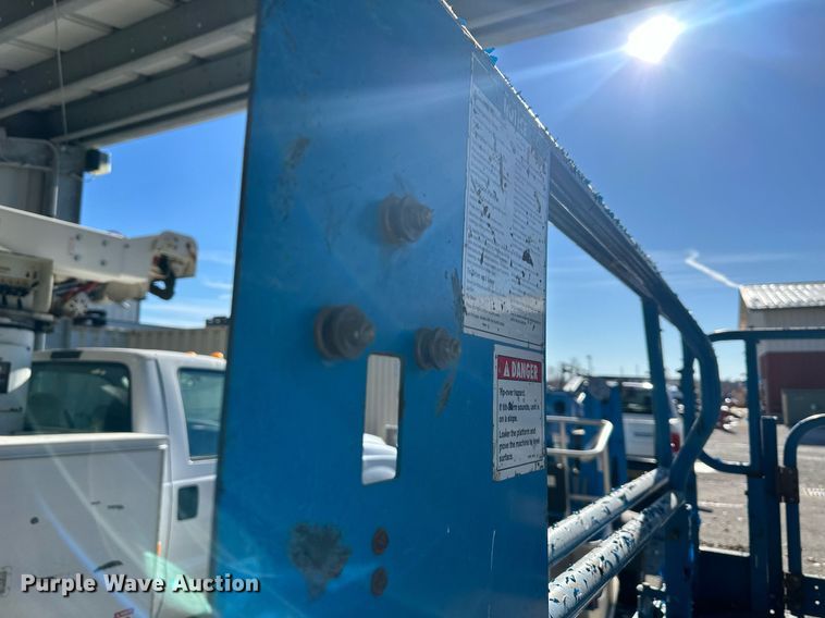 image for item NL9274 1999 Genie GS2646  scissor lift