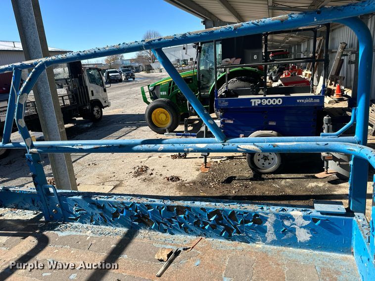 image for item NL9274 1999 Genie GS2646  scissor lift