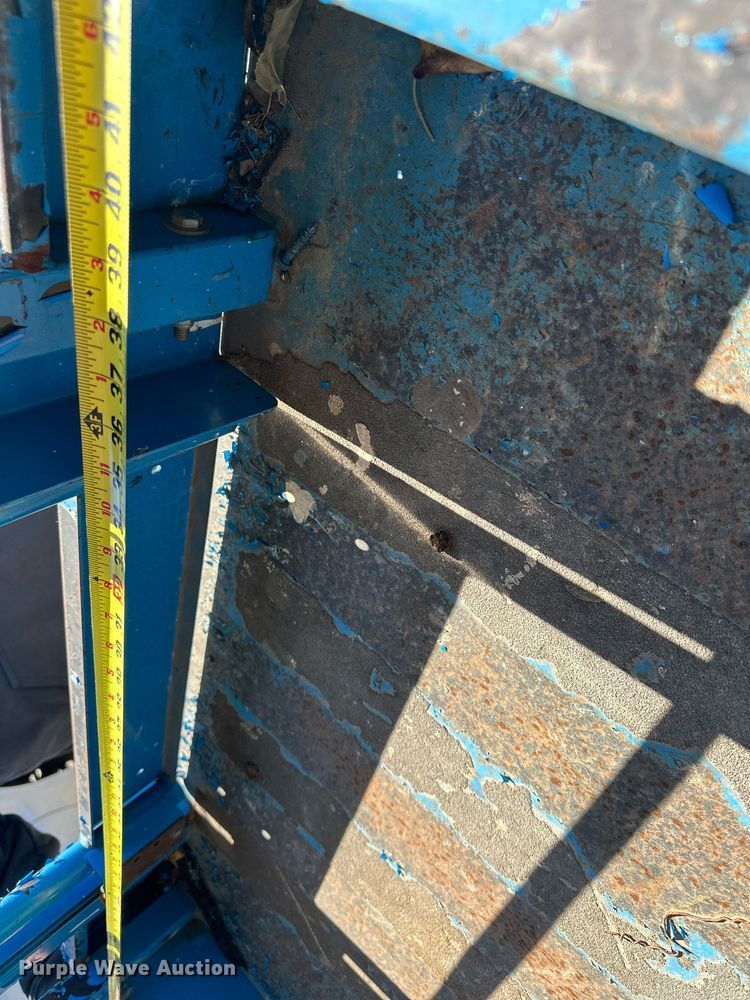 image for item NL9274 1999 Genie GS2646  scissor lift