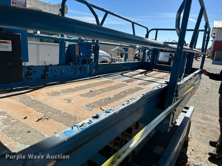 image for item NL9274 1999 Genie GS2646  scissor lift