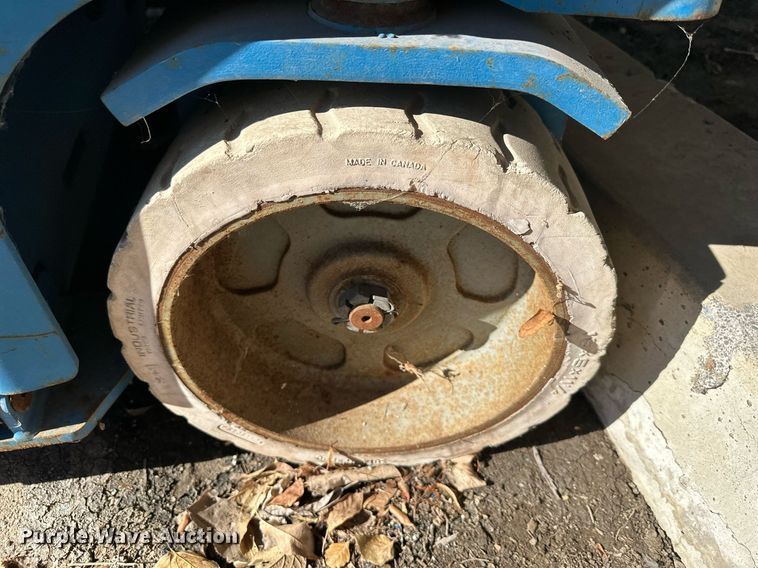 image for item NL9274 1999 Genie GS2646  scissor lift