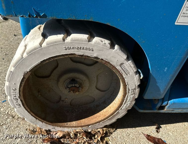 image for item NL9274 1999 Genie GS2646  scissor lift