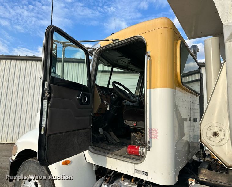 image for item NL9290 2006 Peterbilt 335  dump truck