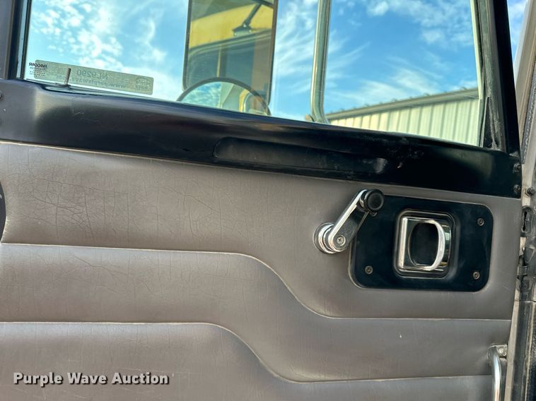 image for item NL9290 2006 Peterbilt 335  dump truck