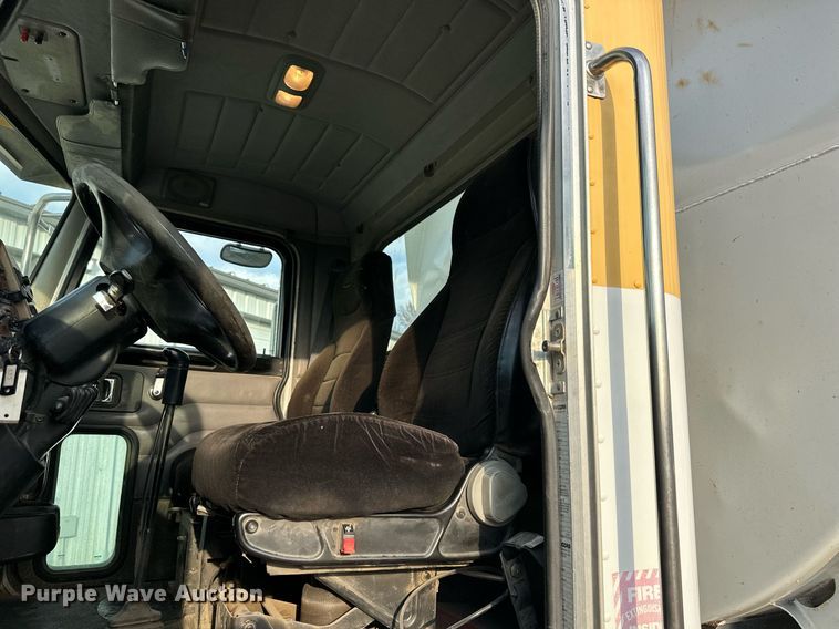 image for item NL9290 2006 Peterbilt 335  dump truck