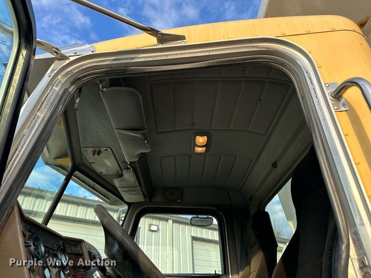 image for item NL9290 2006 Peterbilt 335  dump truck