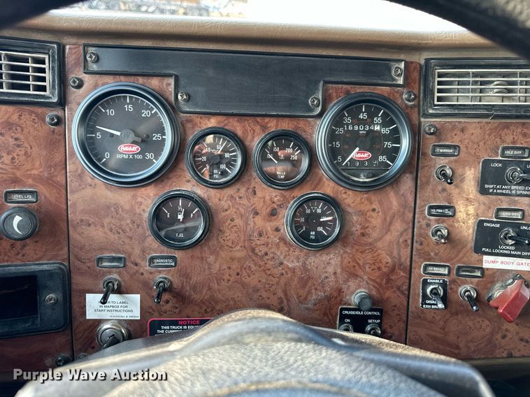 image for item NL9290 2006 Peterbilt 335  dump truck