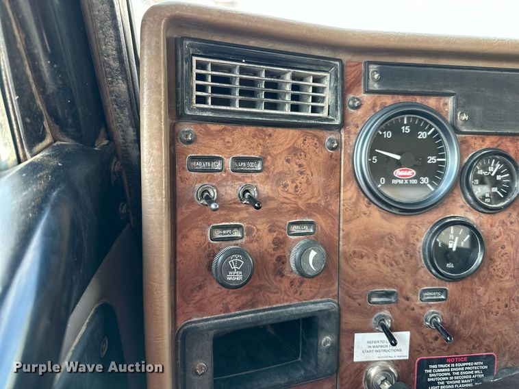 image for item NL9290 2006 Peterbilt 335  dump truck