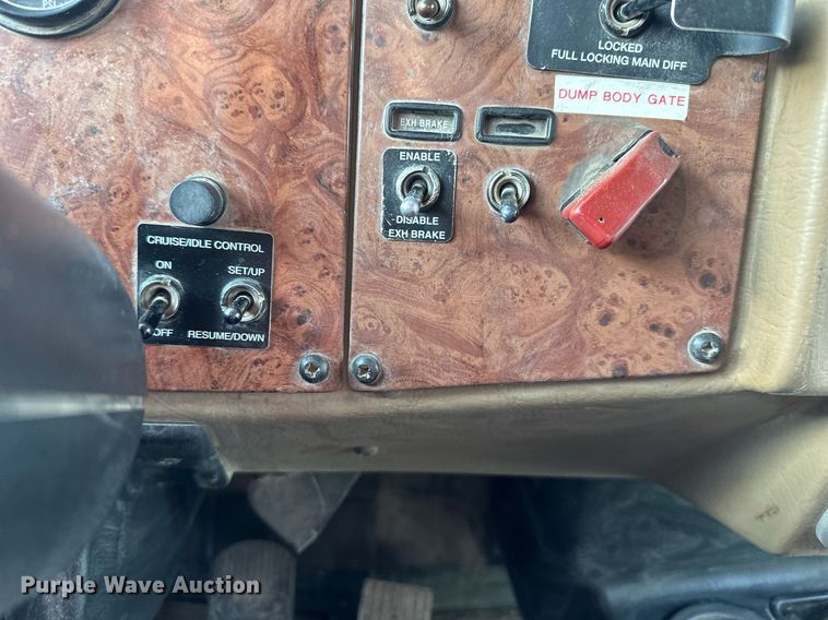 image for item NL9290 2006 Peterbilt 335  dump truck