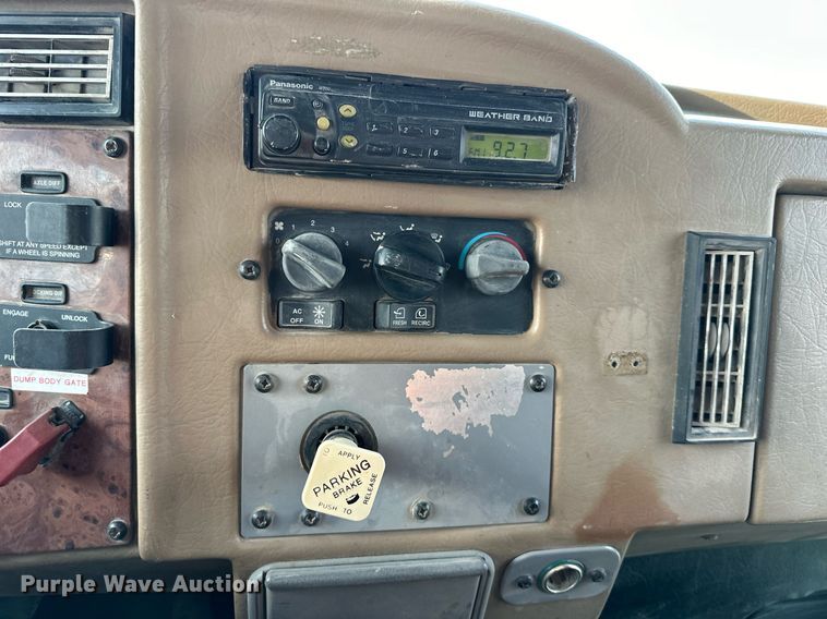 image for item NL9290 2006 Peterbilt 335  dump truck