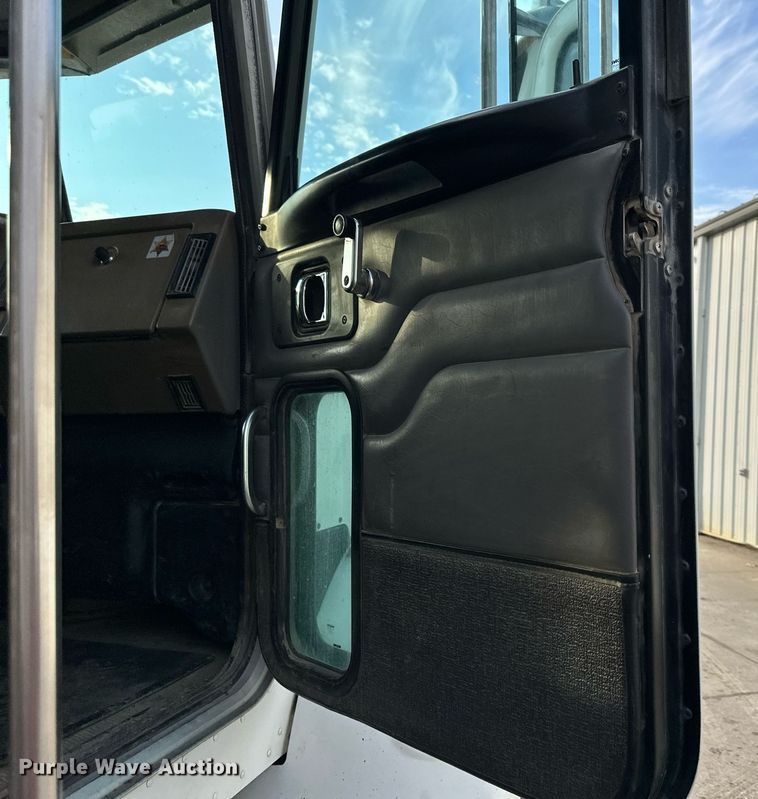 image for item NL9290 2006 Peterbilt 335  dump truck