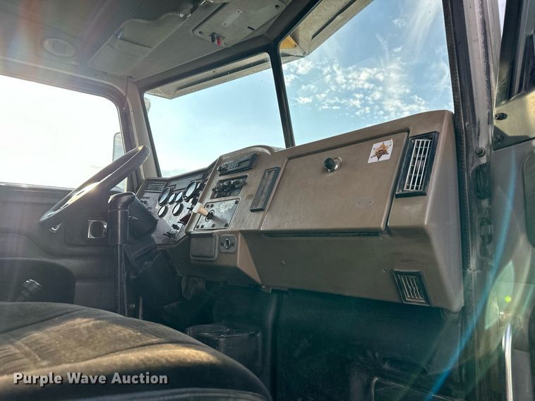 image for item NL9290 2006 Peterbilt 335  dump truck