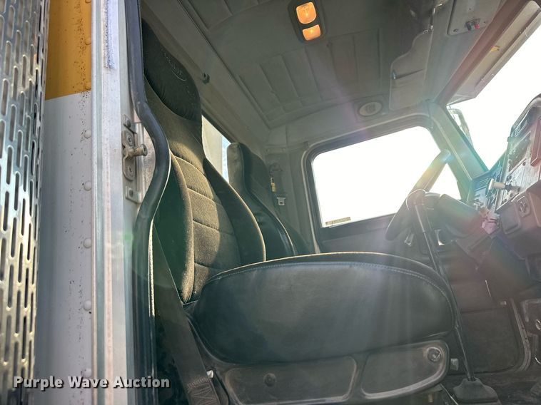 image for item NL9290 2006 Peterbilt 335  dump truck