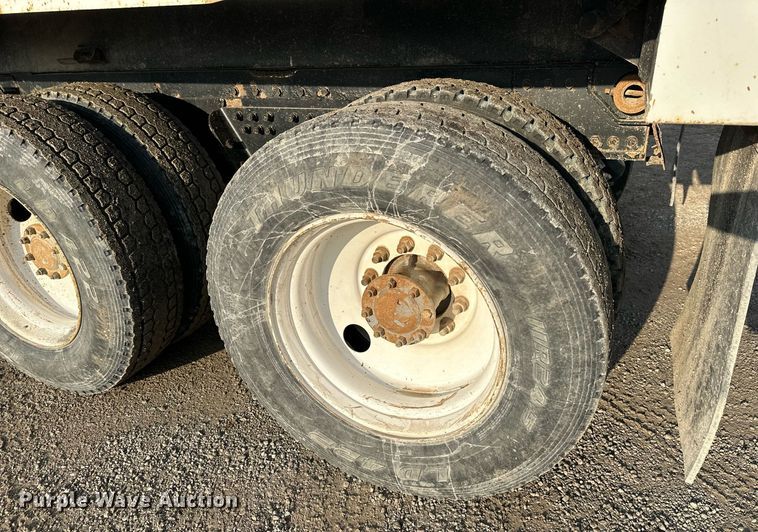 image for item NL9290 2006 Peterbilt 335  dump truck