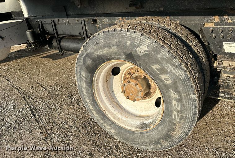 image for item NL9290 2006 Peterbilt 335  dump truck