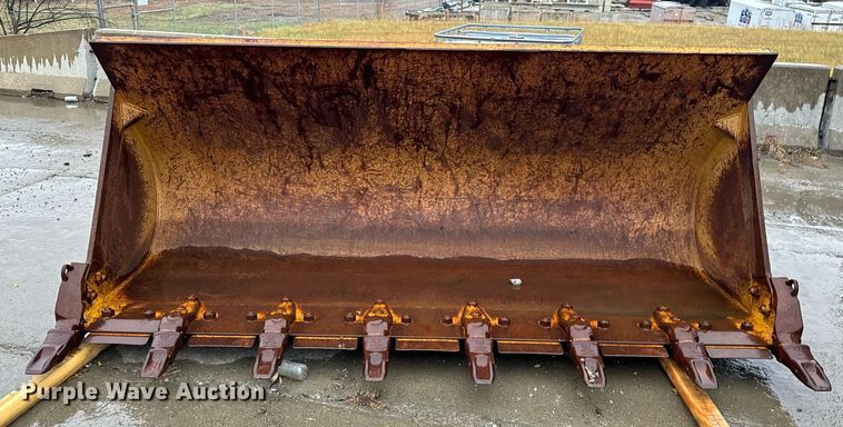 image for item NM9073 Caterpillar  122" W bucket