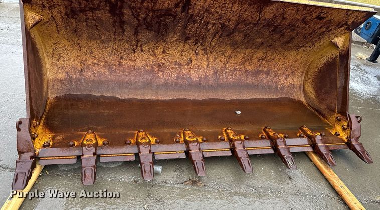 image for item NM9073 Caterpillar  122" W bucket