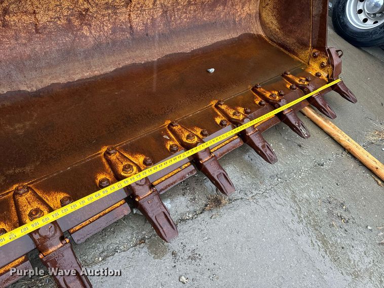 image for item NM9073 Caterpillar  122" W bucket