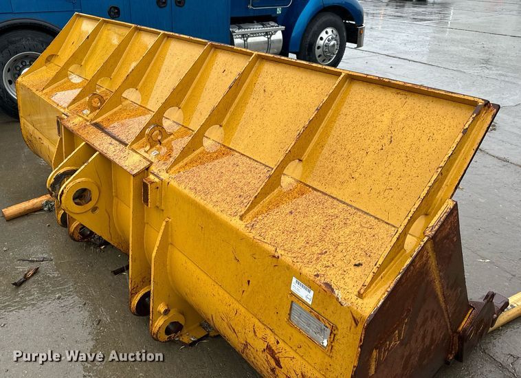 image for item NM9073 Caterpillar  122" W bucket