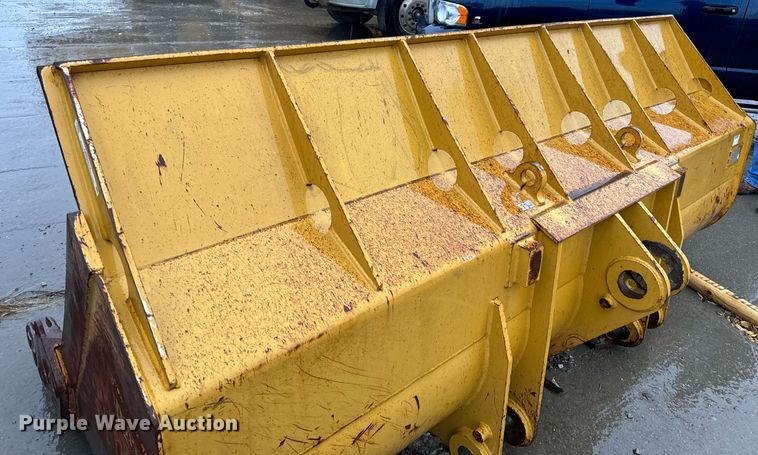 image for item NM9073 Caterpillar  122" W bucket