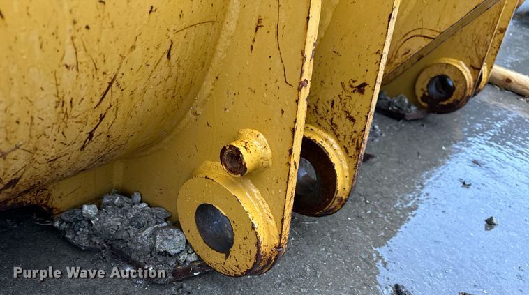image for item NM9073 Caterpillar  122" W bucket