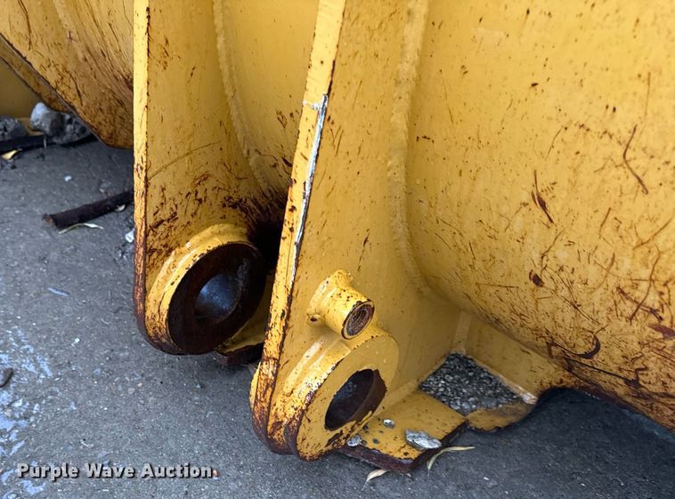 image for item NM9073 Caterpillar  122" W bucket