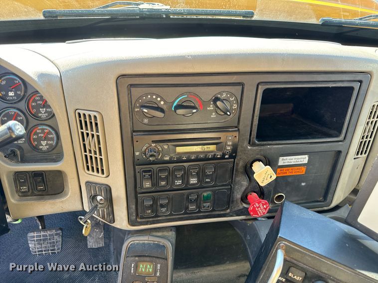 image for item NM9089 2011 International 7400 SFA  dump truck