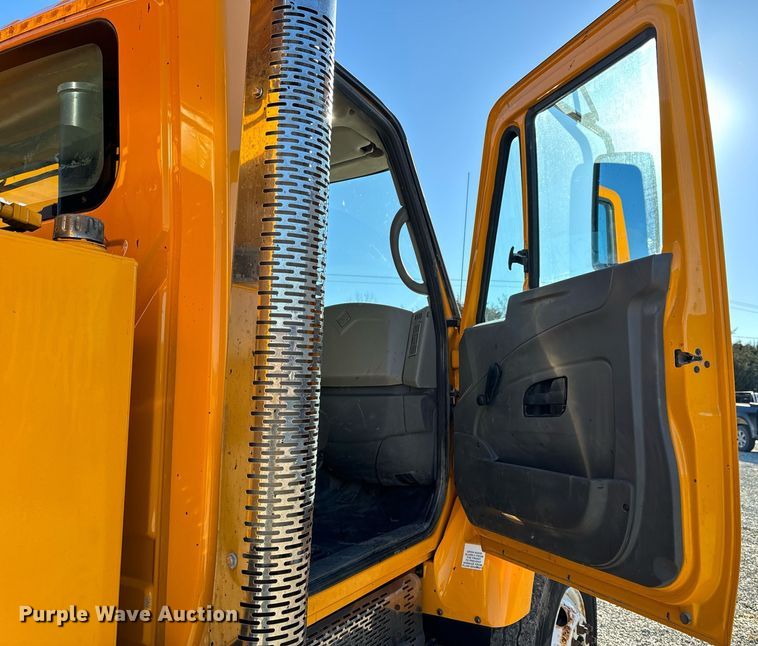 image for item NM9089 2011 International 7400 SFA  dump truck