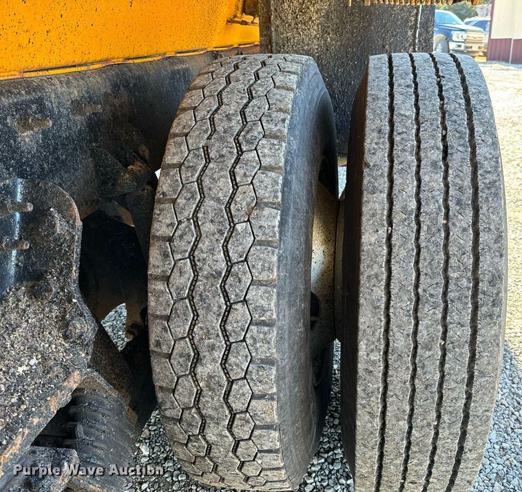 image for item NM9089 2011 International 7400 SFA  dump truck