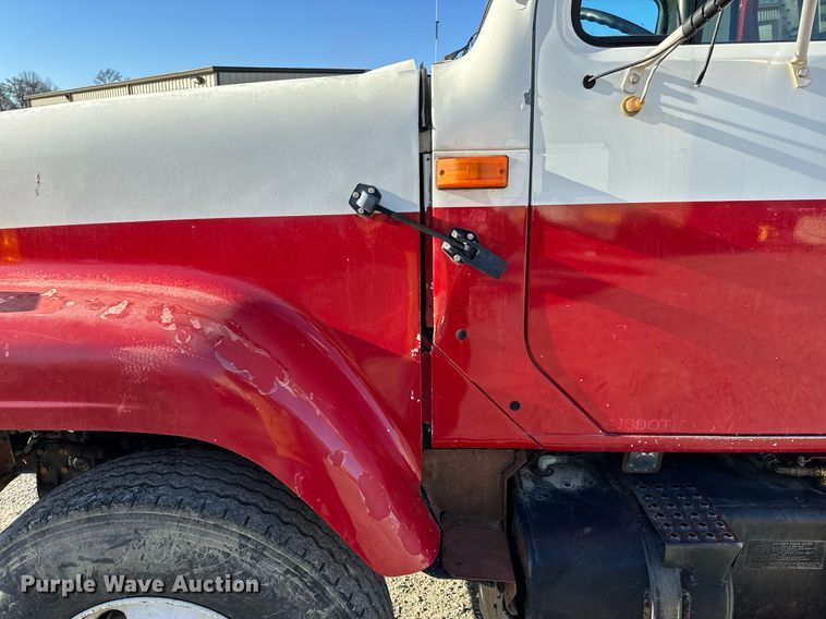 image for item NM9097 2002 International 2554  dump truck