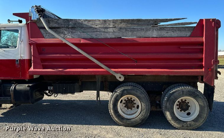 image for item NM9097 2002 International 2554  dump truck