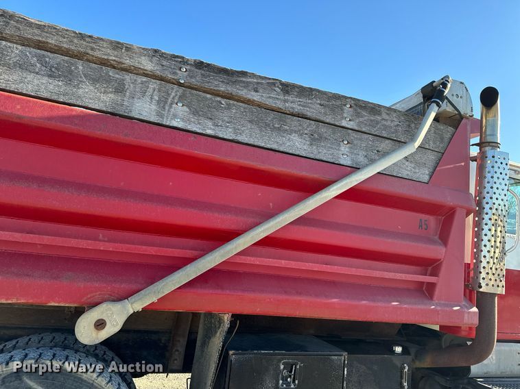 image for item NM9097 2002 International 2554  dump truck