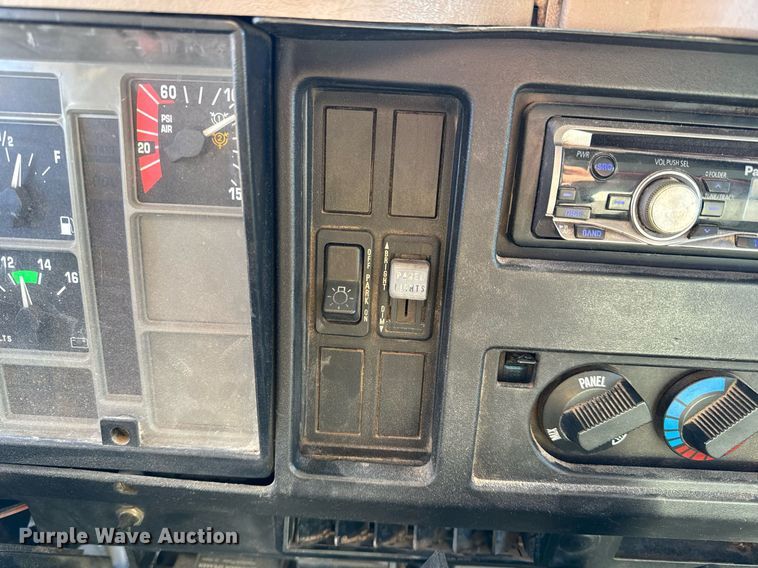 image for item NM9097 2002 International 2554  dump truck