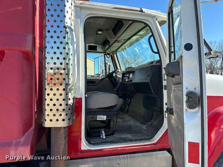 image for item NM9097 2002 International 2554  dump truck