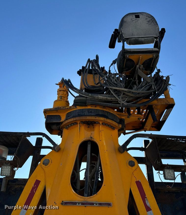 image for item NM9098 2011 International WorkStar 7600 SBA  grapple crane truck