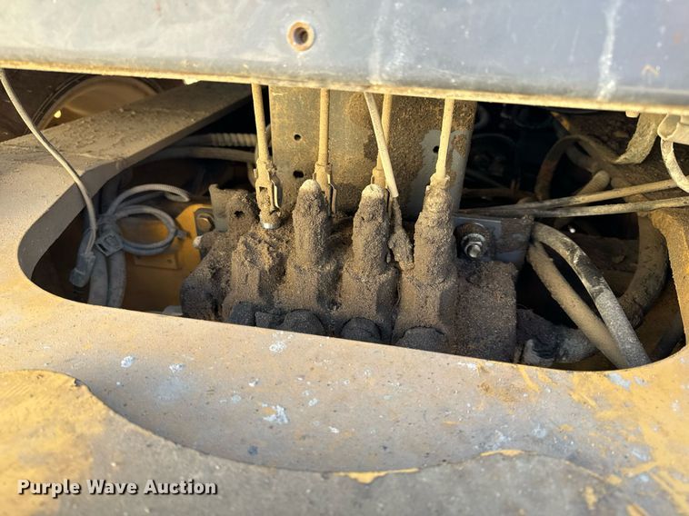 image for item NM9107 1999 New Holland 555E  backhoe