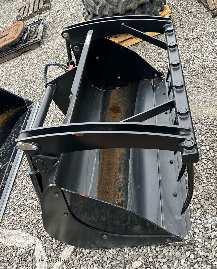 image for item NM9137 2018 Manitou CBG1850DAFU  72" telehandler grapple bucket