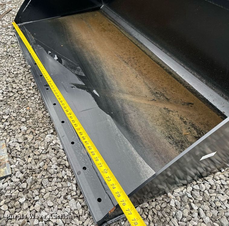 image for item NM9139 2022 Manitou 502511  skid steer bucket