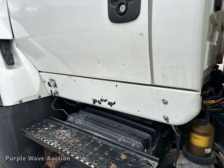 image for item NM9166 2008 International WorkStar 7600  crane truck