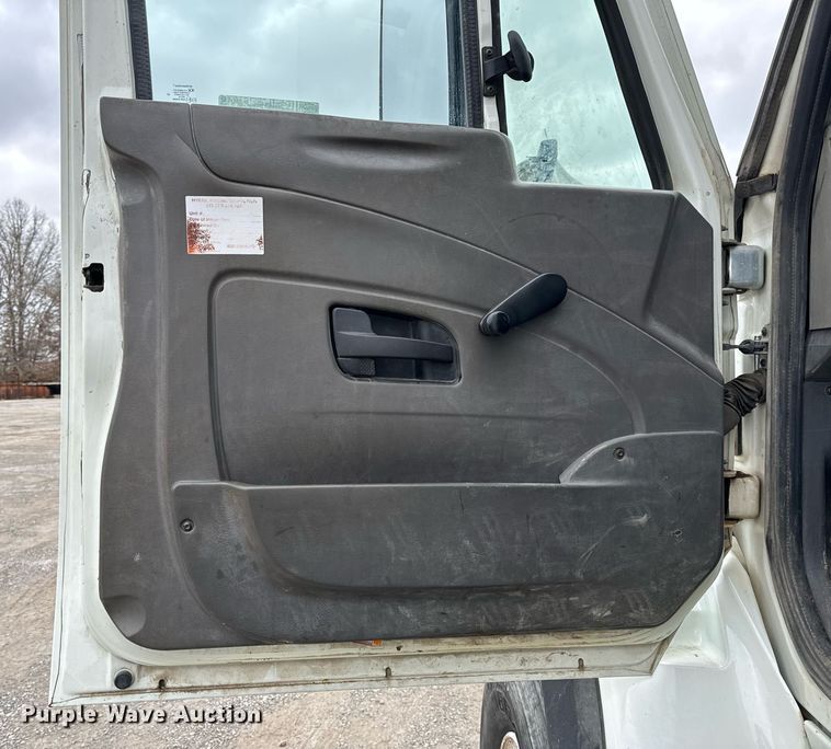 image for item NM9166 2008 International WorkStar 7600  crane truck