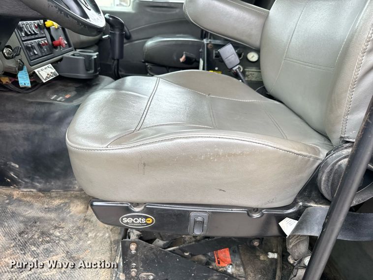 image for item NM9166 2008 International WorkStar 7600  crane truck