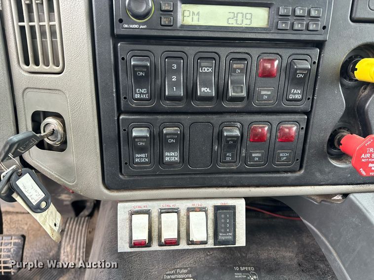 image for item NM9166 2008 International WorkStar 7600  crane truck